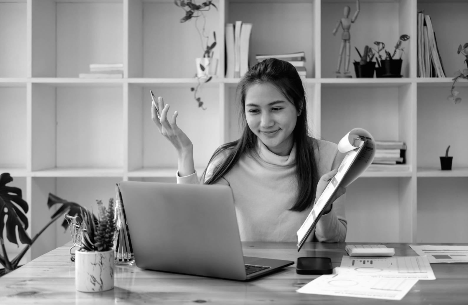 Persona trabajando en desarrollo de modelo de negocio