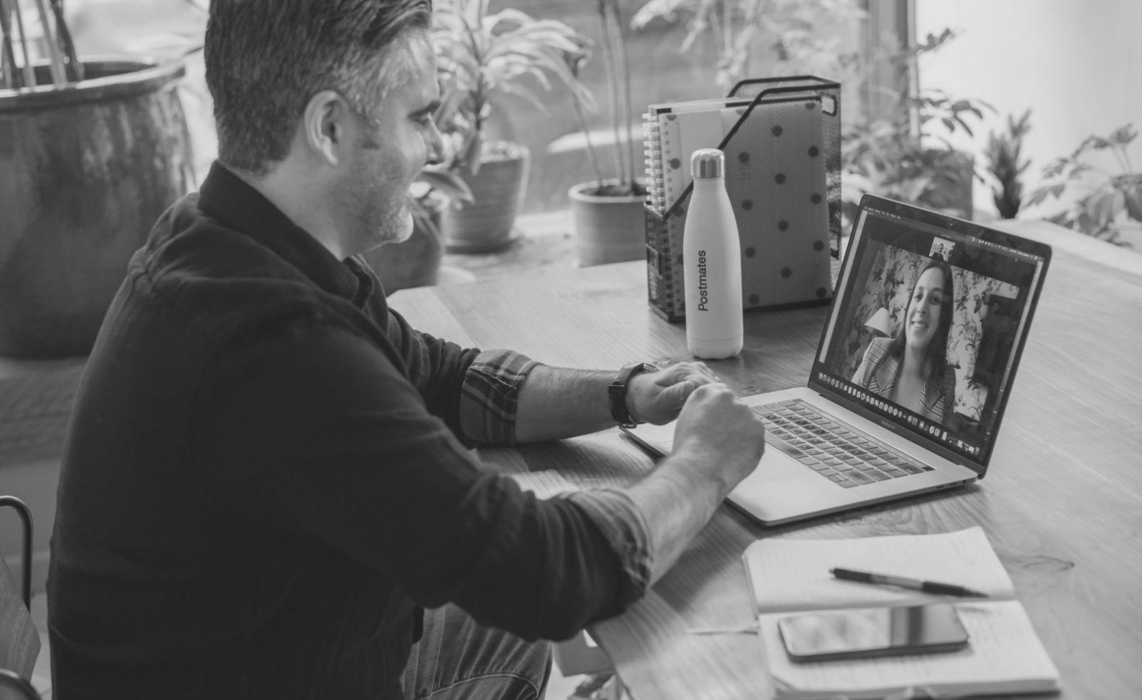 Persona trabajando con materiales de análisis empresarial en escritorio