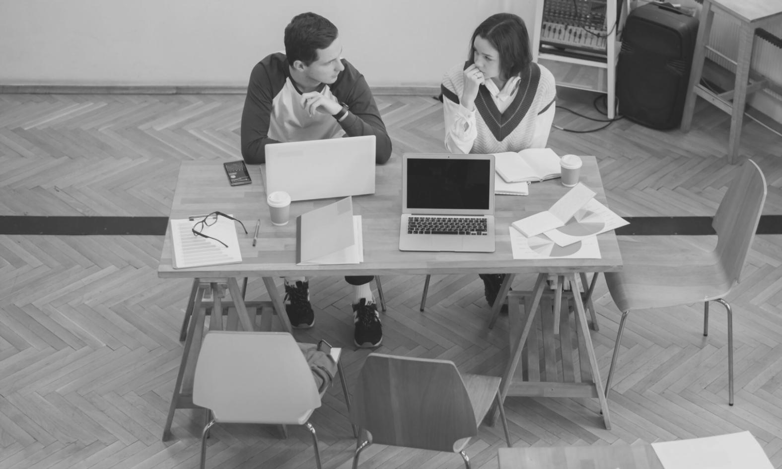 Espacio de trabajo con documentos de planificación empresarial y análisis