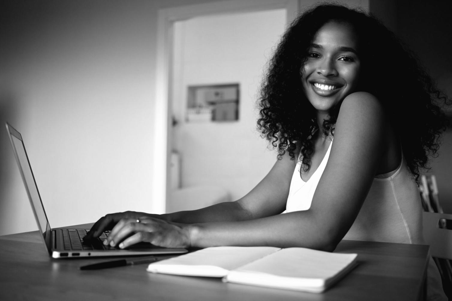 Equipo de aeriontava trabajando en análisis de mercado para identificar oportunidades de negocio en España